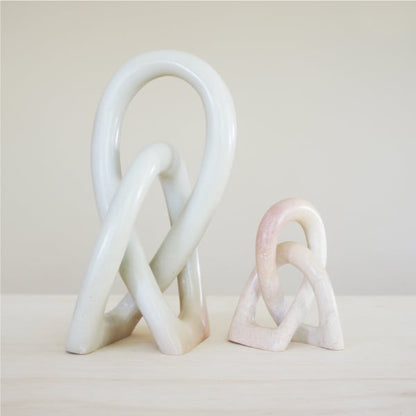 Escultura de esteatita con nudo de amor